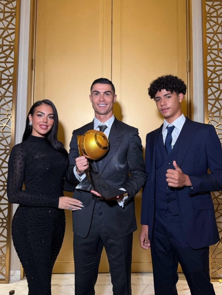 Con trai 16 tuổi cao gần 1,9 m của Ronaldo - 8