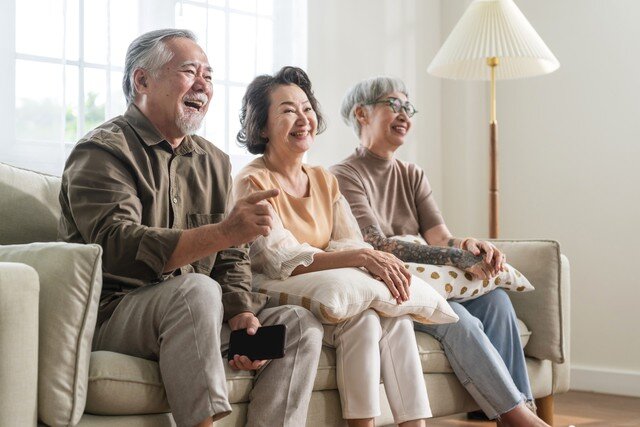 Bạn hoàn toàn có thể chia sẻ niềm vui của mình, nhưng nên giữ chừng mực. Ảnh minh họa