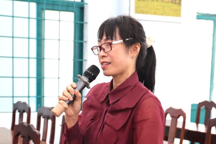 Bà Đoàn Thị Tuyết Yến - Hiệu trưởng Trường Tiểu học Tô Hiệu tại buổi gặp mặt cán bộ quản lý trường học phường Ea Kao. Ảnh: TH