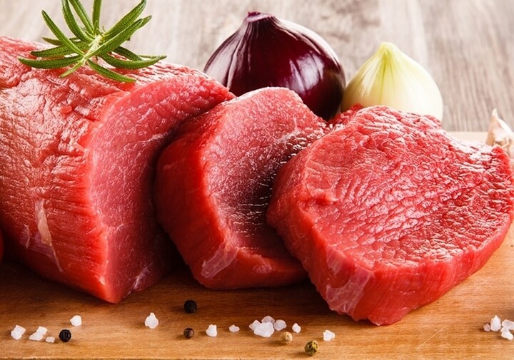 Thịt bò chuẩn có thớ nhỏ, dài, phần mỡ mang sắc vàng nhạt tự nhiên. (Ảnh minh hoạ)