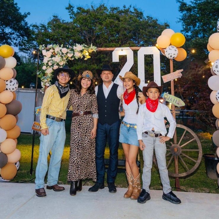 Vợ chồng Hồng Ngọc bên ba con trong tiệc kỷ niệm 20 năm cưới tại biệt thự ở Dallas (Texas - Mỹ).