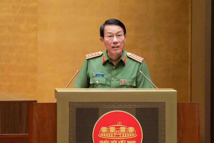 Đại tướng Lương Tam Quang, Bộ trưởng Bộ Công an thừa ủy quyền của Thủ tướng Chính phủ trình bày tờ trình về dự án Bộ luật Hình sự (sửa đổi) và định hướng, chính sách dự án Luật Tổ chức cơ quan điều tra hình sự (sửa đổi)