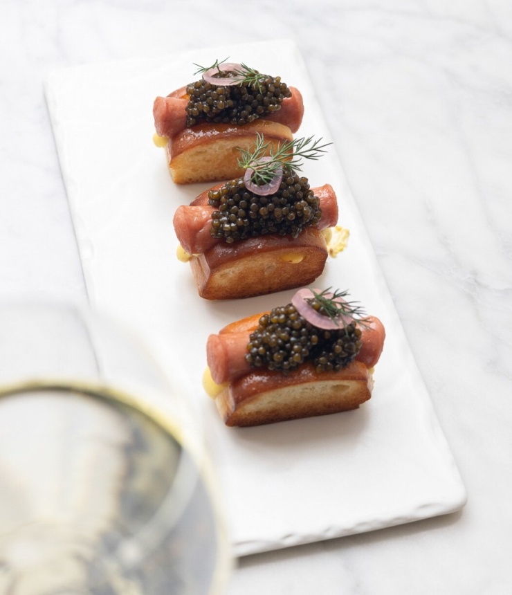 Hot dog mini phủ trứng cá tầm tại nhà hàng The Modern. Ảnh: WSJ