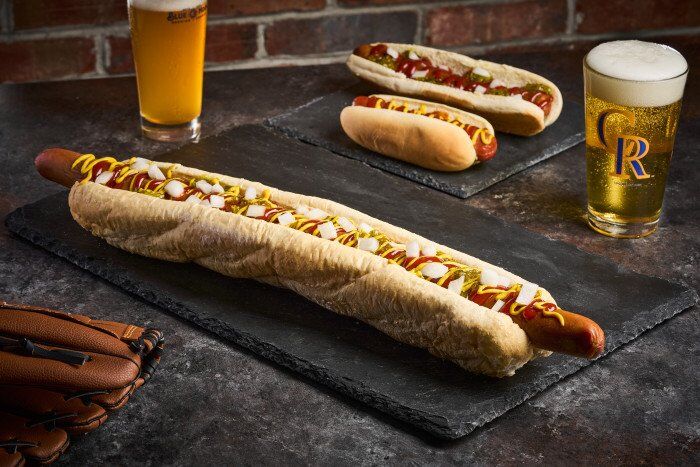 Món hot dog Glizzilla. Ảnh: WSJ