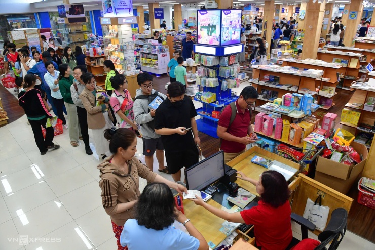 Xếp hàng đợi mua sách giáo khoa ở TP HCM - 8