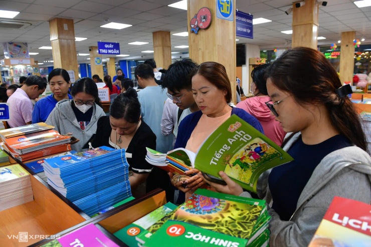 Xếp hàng đợi mua sách giáo khoa ở TP HCM - 7