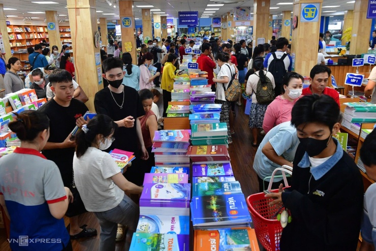 Xếp hàng đợi mua sách giáo khoa ở TP HCM - 6