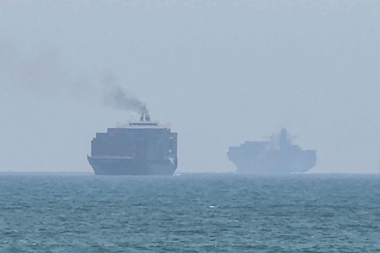 Tàu thương mại ở bờ biển phía đông UAE, gần eo biển Hormuz, ngày 12/7. Ảnh: AFP