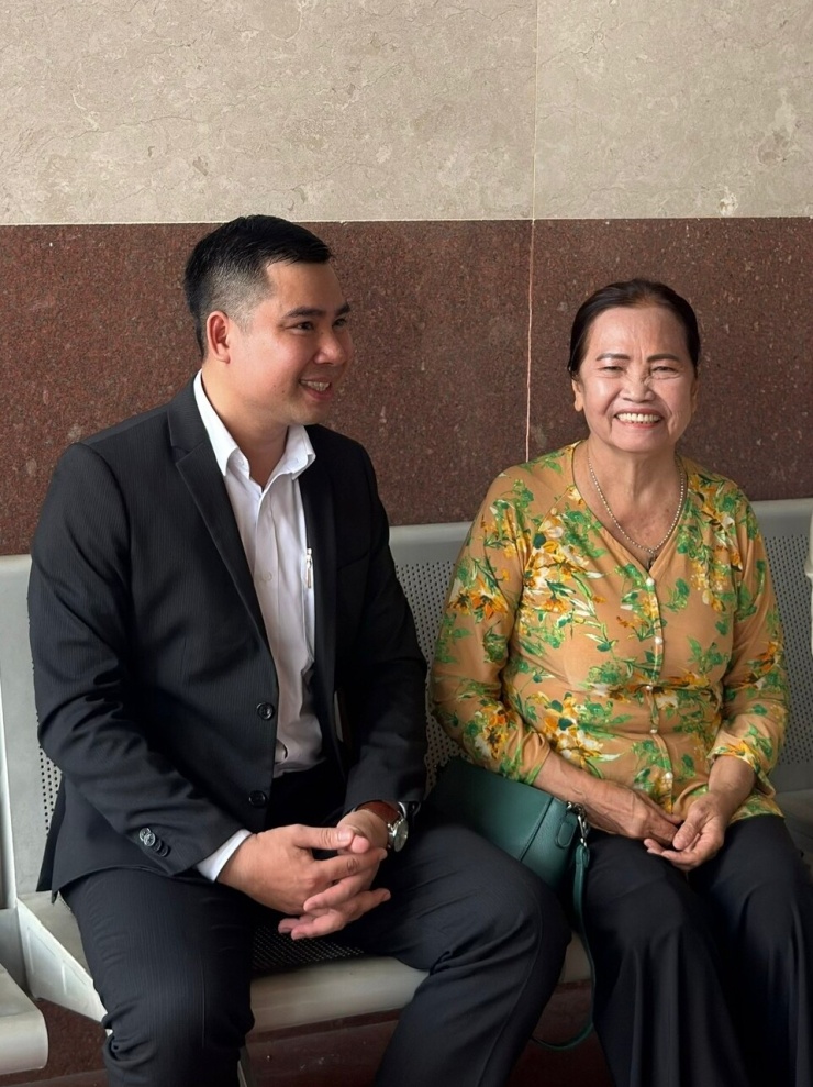 Bà Ánh và luật sư tại tòa.
