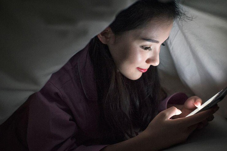 Hãy đặt điện thoại vị trí xa tầm với khi ngủ.