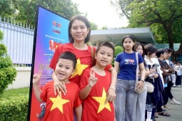 Dòng người xếp hàng từ sáng sớm, chờ 'xuyên không' về Ba Đình 1945 gặp Bác Hồ