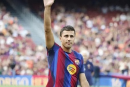 Rodri "gây sốt" ngày ra mắt Barcelona, De Jong bất ngờ bị fan la ó