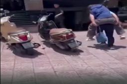 Nữ hành khách ngất xỉu trên xe buýt, phụ xe lập tức cõng vào viện