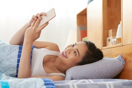 Vì sao không nên cầm điện thoại ngay khi vừa thức giấc?