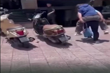 Nữ hành khách ngất xỉu trên xe buýt, phụ xe lập tức cõng vào viện
