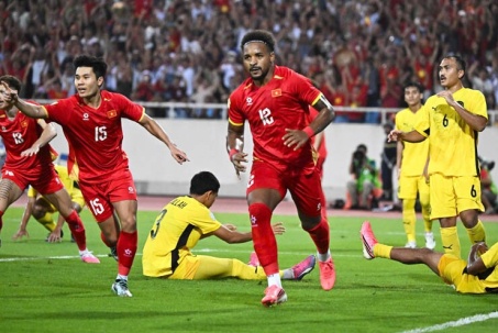 Báo Malaysia thừa nhận ĐT Việt Nam quá mạnh, báo Hàn mơ thầy Kim đạt chiến tích chưa từng có
