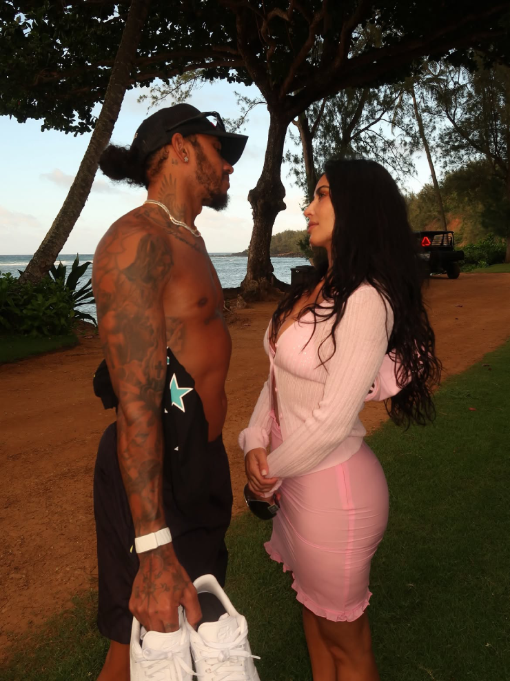 Nàng Kim "siêu vòng 3" khoe loạt bikini mặc như không, hạnh phúc bên Hamilton - 2