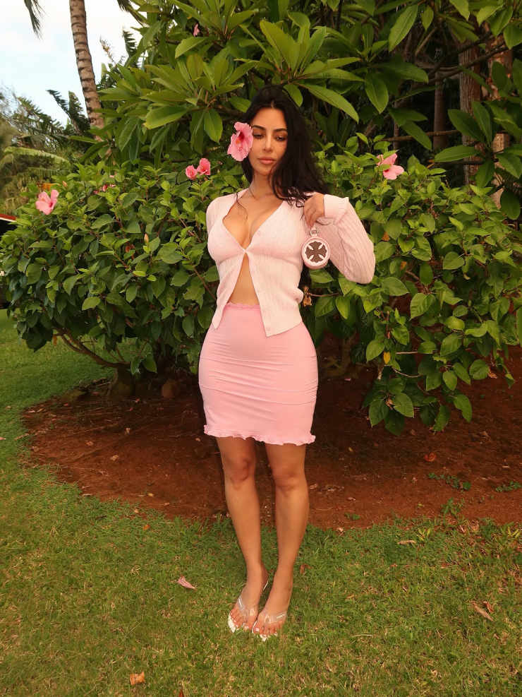 Nàng Kim "siêu vòng 3" khoe loạt bikini mặc như không, hạnh phúc bên Hamilton - 8