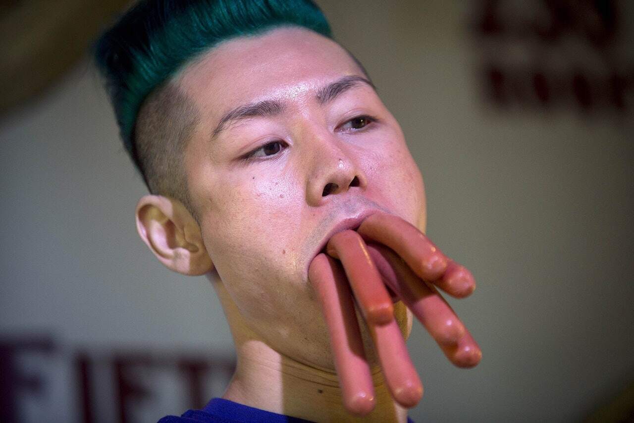 Ngày 4/7/2014, Takeru Kobayashi đã ăn 113 chiếc xúc xích, giành chiến thắng trong cuộc thi ăn xúc xích Coney Island ở New York.