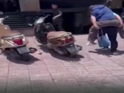 Nữ hành khách ngất xỉu trên xe buýt, phụ xe lập tức cõng vào viện