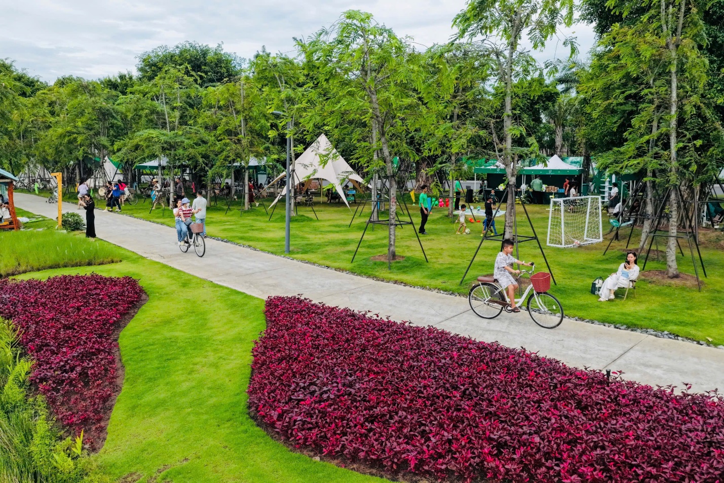 Không gian xanh, khuyến khích người lớn, trẻ nhỏ ra ngoài, hạn chế thời gian dùng thiết bị điện tử. Ảnh: Phong Anh