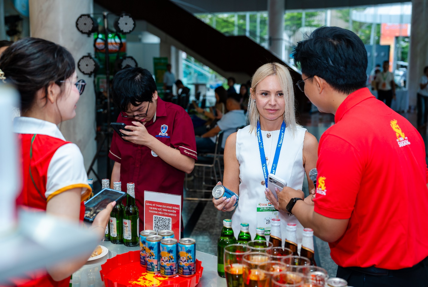 Gian hàng trưng bày sản phẩm của SABECO tại Triển lãm Quốc tế Vietfood &amp; Beverage - ProPack Vietnam 2026 thu hút nhiều khách tham quan (Ảnh: BTC)