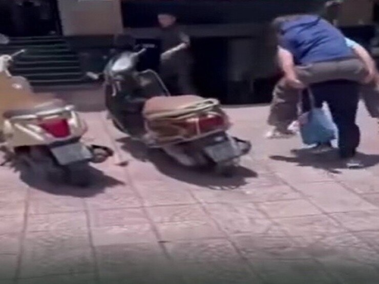 Nữ hành khách ngất xỉu trên xe buýt, phụ xe lập tức cõng vào viện