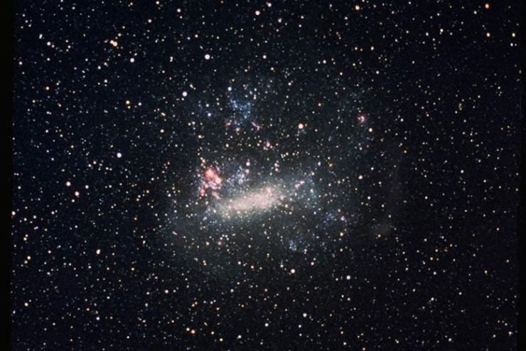 Một ngôi sao trong thiên hà Large Magellanic Cloud bỗng sáng lên trong chốc lát, có lẽ là do hiện tượng thấu kính vi mô.