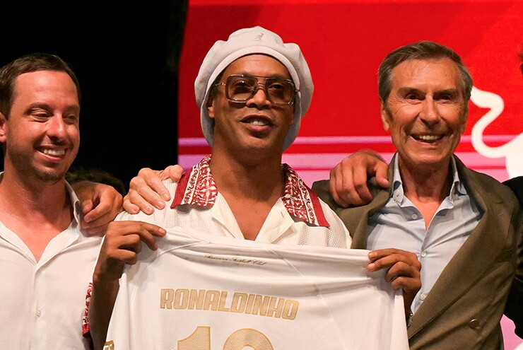 Ronaldinho hướng tới bàn thắng thứ 300 khi tái xuất sân cỏ châu Âu ở tuổi 46