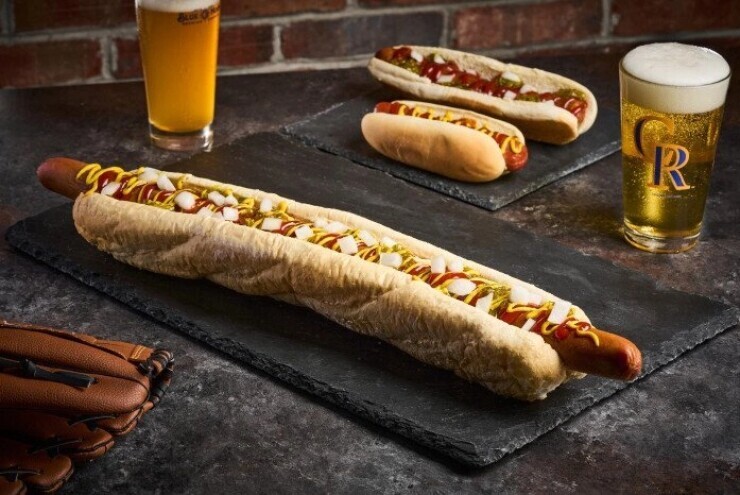 Những chiếc hot dog phủ vàng lá giá 100 USD ở Mỹ