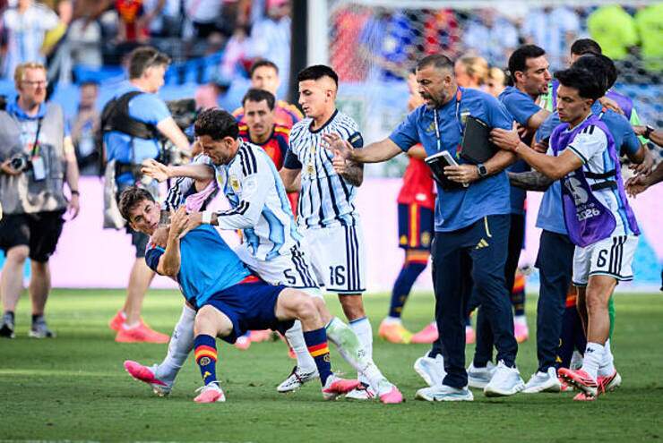 FIFA chính thức phạt nặng Argentina vì những sự cố ở World Cup, Paredes bị treo giò 10 trận