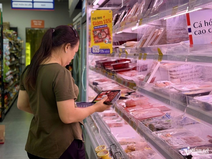 Một siêu thị tại TPHCM đang chạy chương trình giảm giá cho mặt hàng thịt heo. Ảnh: Thu Hà