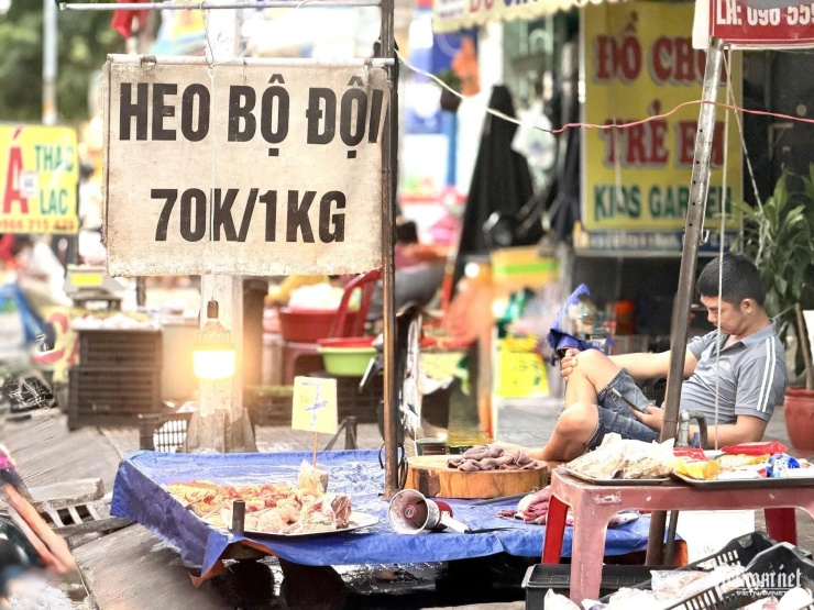Giá thịt heo tại chợ truyền thống giảm so với những tháng trước đó. Ảnh: Thu Hà