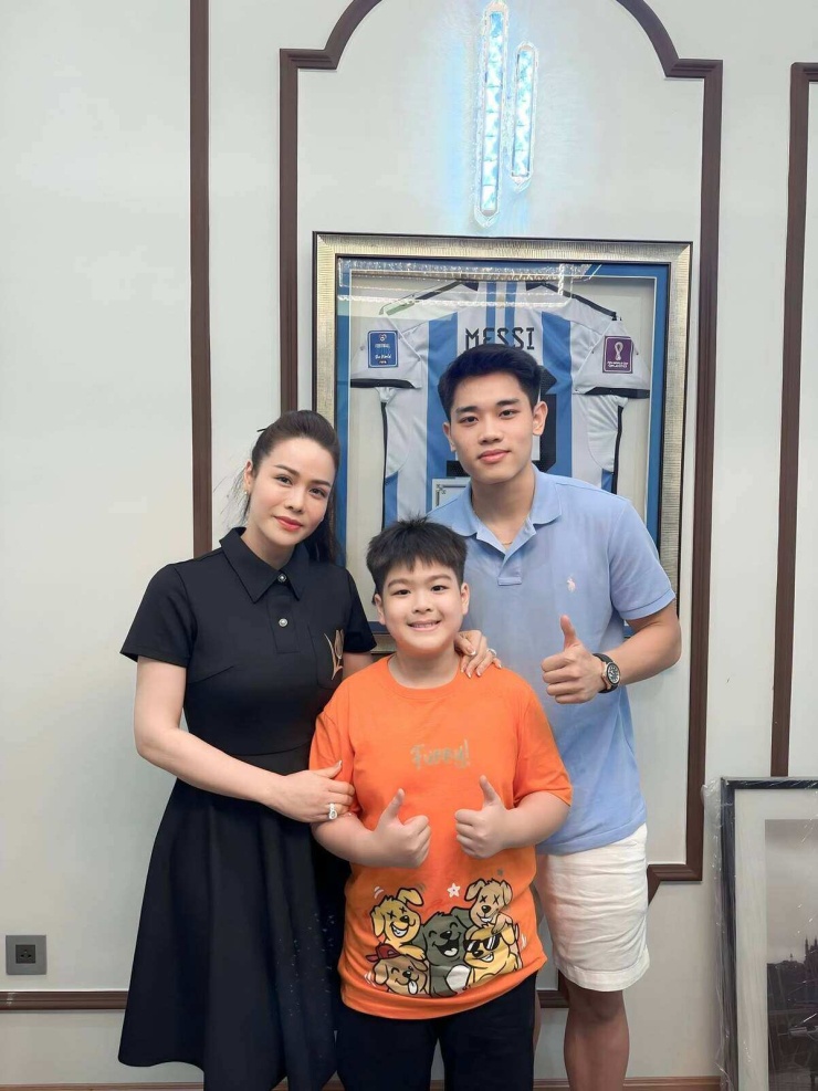 Ảnh sao 21/8: Quỳnh Nga sexy bên Việt Anh - 6