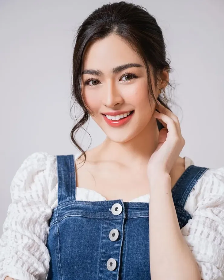 Chỉ trong 24 giờ, chủ đề liên quan tới Lingling đạt hơn 35 triệu lượt đọc, leo lên vị trí số 1 trên bảng tìm kiếm nóng Weibo Giải trí. HK01.