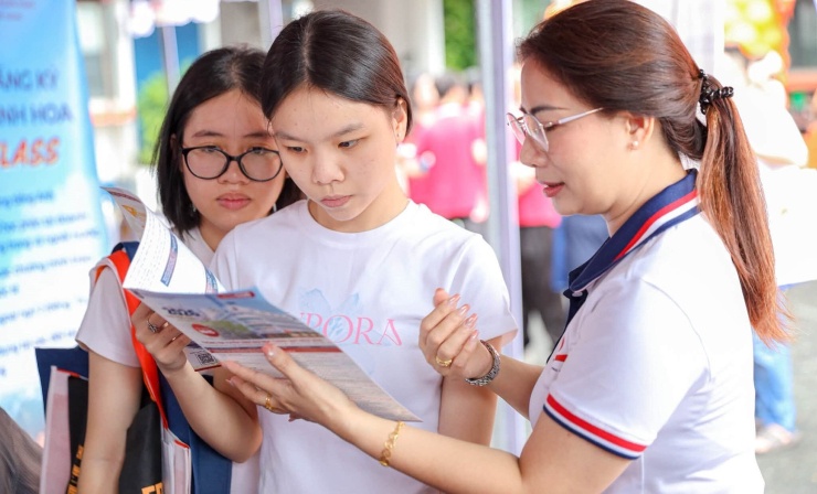 Học sinh tìm hiểu thông tin tuyển sinh trường Đại học Ngân hàng TP HCM, ngày 4/7. Ảnh: HUB