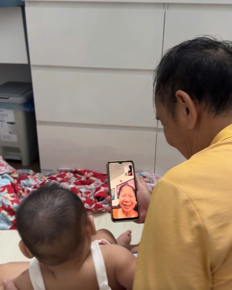 Hai ông cháu gọi điện cho bà ngoại. Ảnh: NVCC