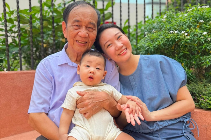 Ông Thanh bên con gái và cháu ngoại. Ảnh: NVCC
