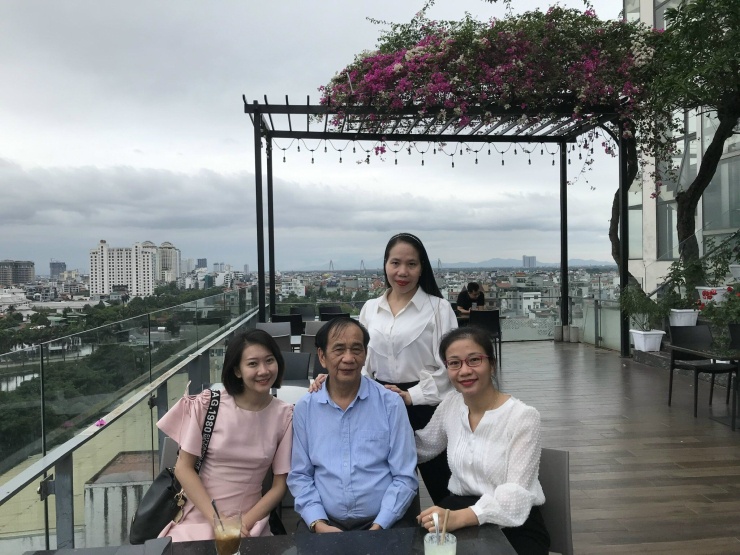 Ông Thanh bên ba con gái. Ảnh: NVCC