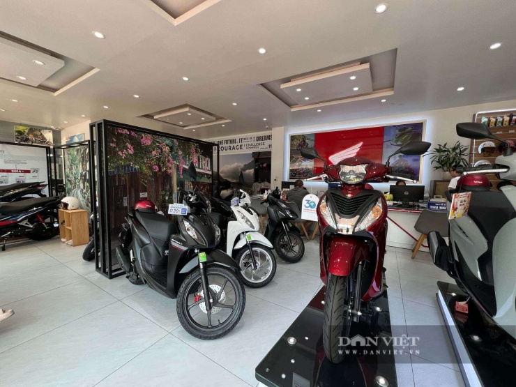 Honda Vision được nhiều người lựa chọn, giá chênh cao.