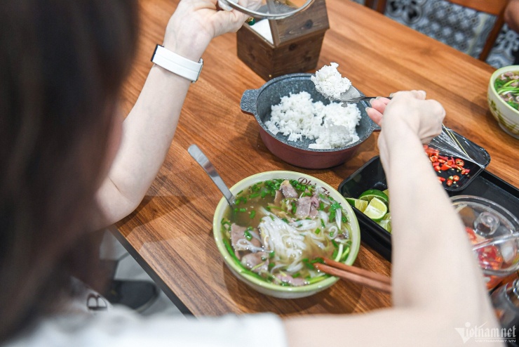 Món phở chan cơm nguội hút khách thưởng thức ở phường Hai Bà Trưng. Ảnh: Linh Trang
