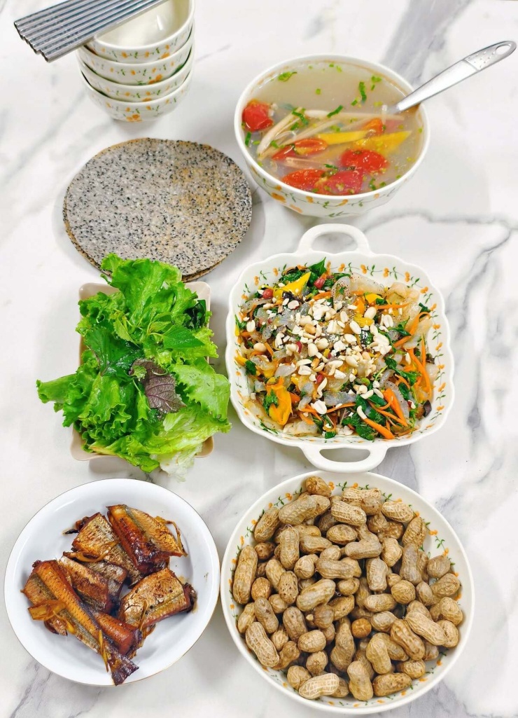 Mâm cơm nhiều hải sản của mẹ 3 con 'không giỏi nấu ăn' - 9