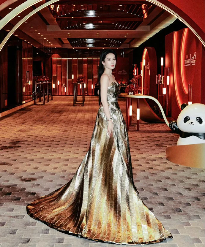 Lưu Diệc Phi gây sốt khi 'lên đồ' Haute Couture rồi mặc áo chống nắng bình dân - 3