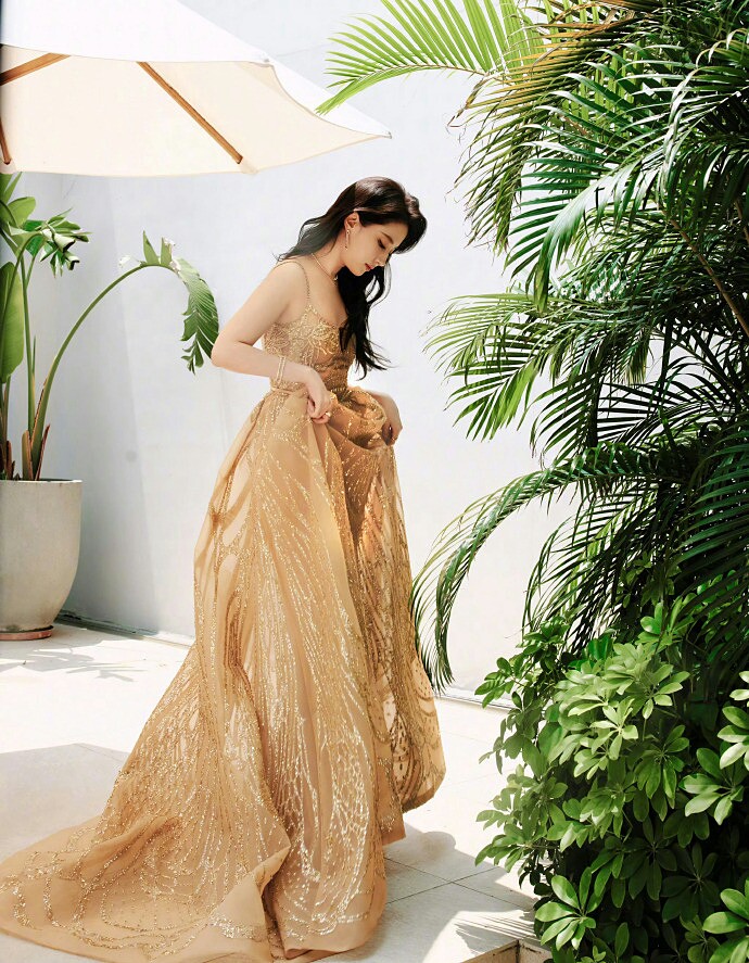 Lưu Diệc Phi gây sốt khi 'lên đồ' Haute Couture rồi mặc áo chống nắng bình dân - 4
