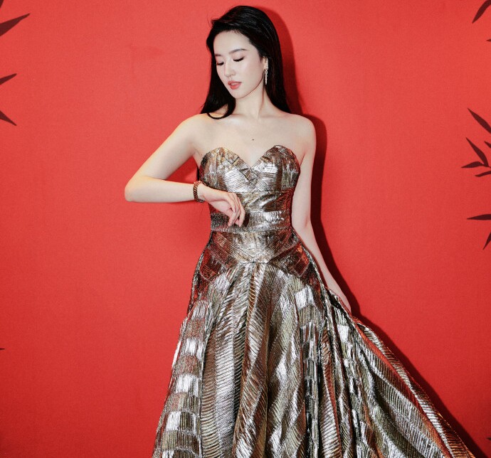 Lưu Diệc Phi gây sốt khi 'lên đồ' Haute Couture rồi mặc áo chống nắng bình dân - 1