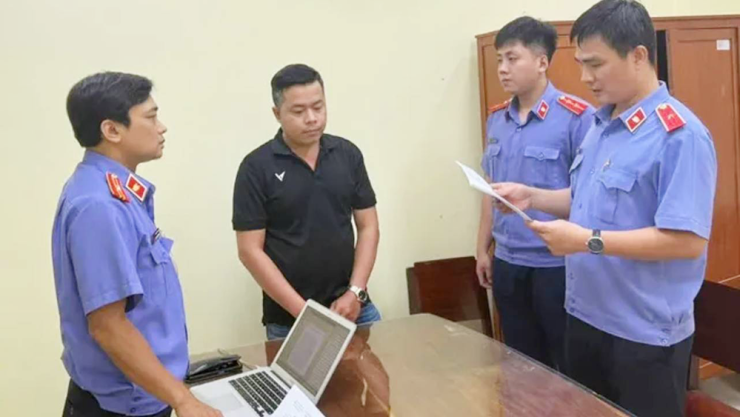 Cơ quan điều tra Viện KSND tối cao tống đạt quyết định tố tụng đối với Nguyễn Quốc Khanh. Ảnh: Viện KSND tối cao
