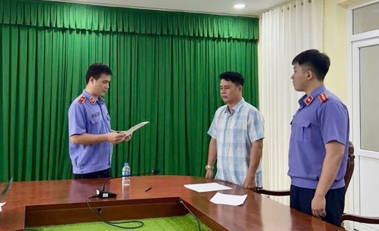Viện KSND tối cao tống đạt quyết định tố tụng đối với Lê Quốc Việt. Ảnh: Viện KSND tối cao