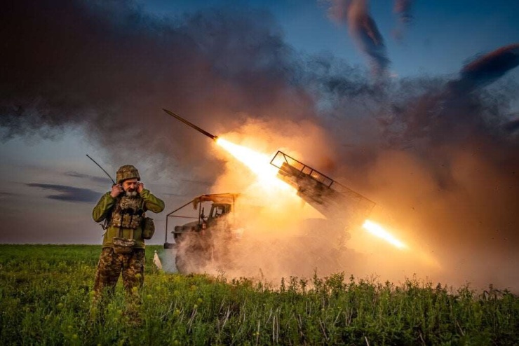 Các binh sĩ Ukraine thuộc khẩu đội pháo phản lực của Lữ đoàn Cơ giới số 23 gần khu định cư Pokrovske vào ngày 24/5 tại tỉnh Dnipropetrovsk, Ukraine. (Nguồn: Getty Images)