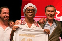 Ronaldinho hướng tới bàn thắng thứ 300 khi tái xuất ở tuổi 46