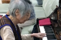 Cụ bà U90 khiến dân mạng ‘nổi da gà’ với màn chơi piano đầy mê hoặc